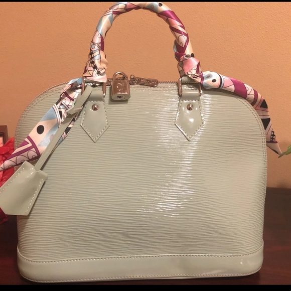 Louis Vuitton Alma - Picture 2 of 16